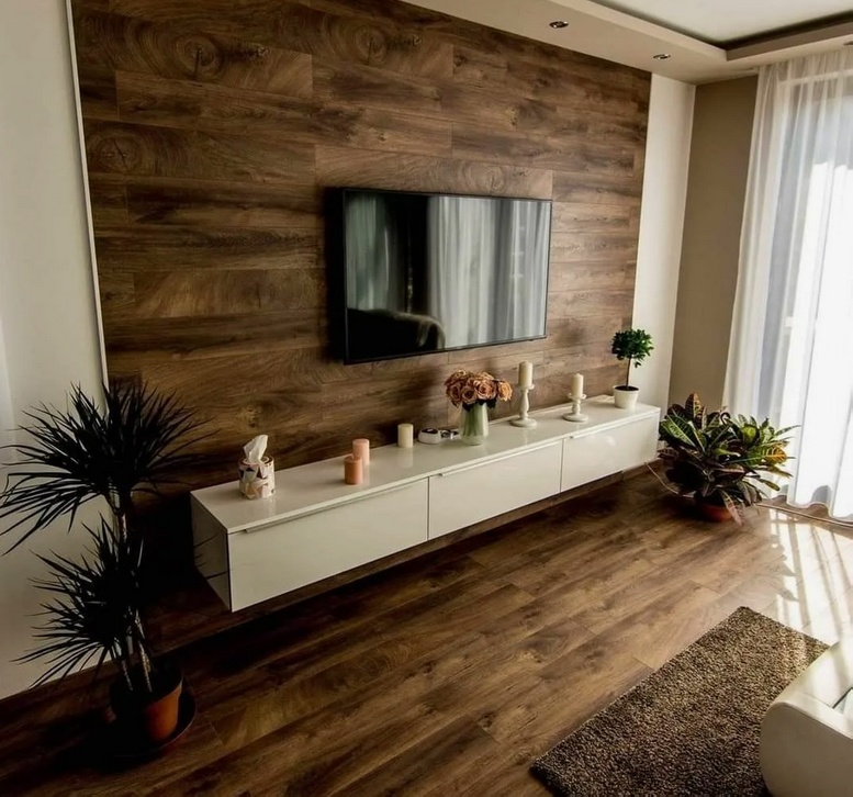 Гостинная в квартире с отделкой из дерева